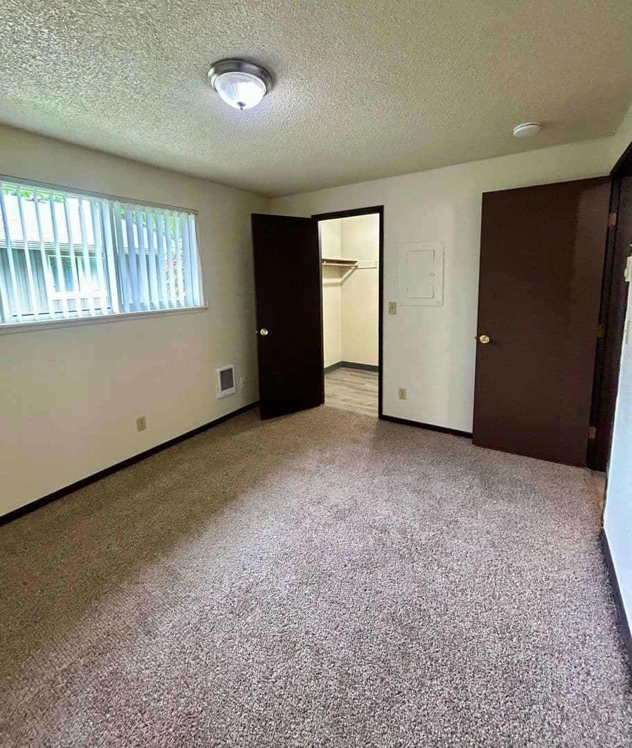 Salem Apartment: 3809-3873 24th Pl NE