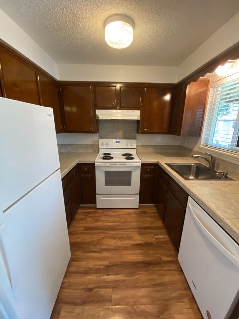 Keizer Apartment: 549-599 Greenwood Dr NE