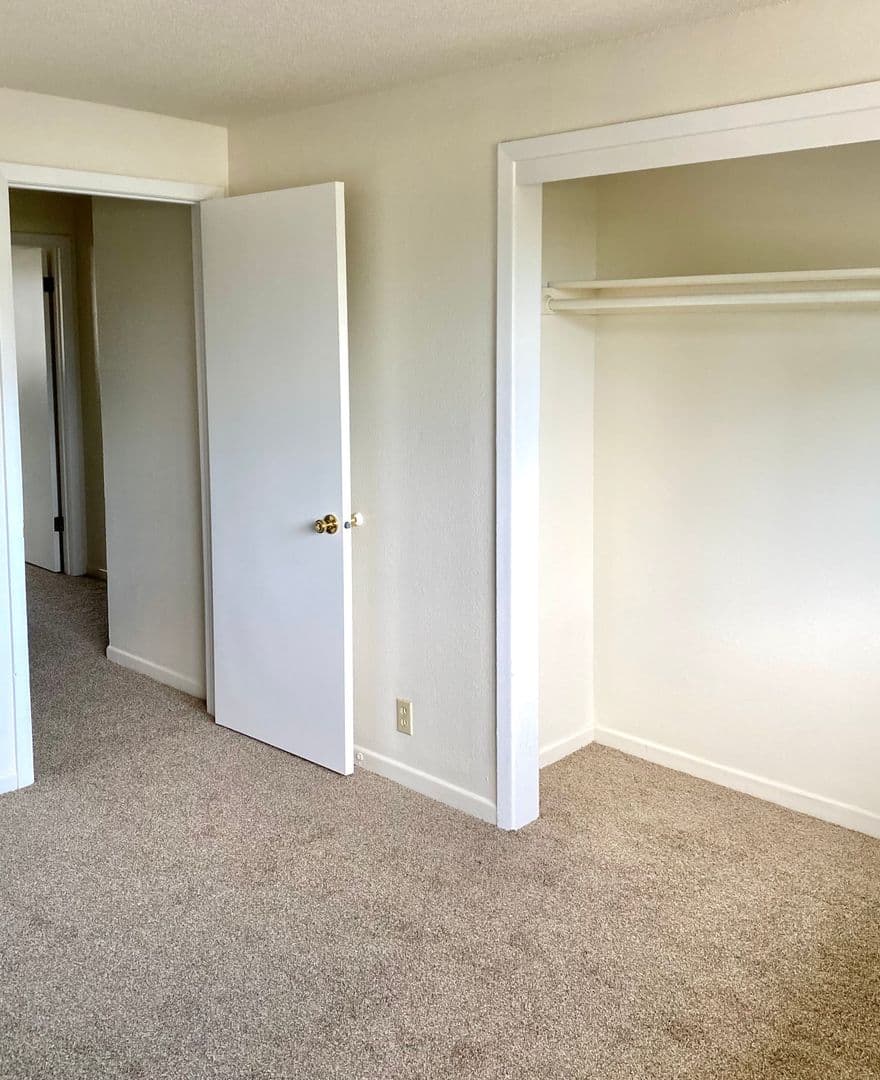 Salem Apartment: 612-614 Shangri La Ave NE