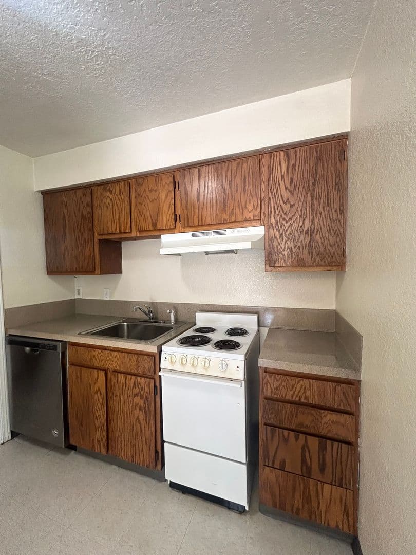 Salem Apartment: 2217-2221 Lee St SE