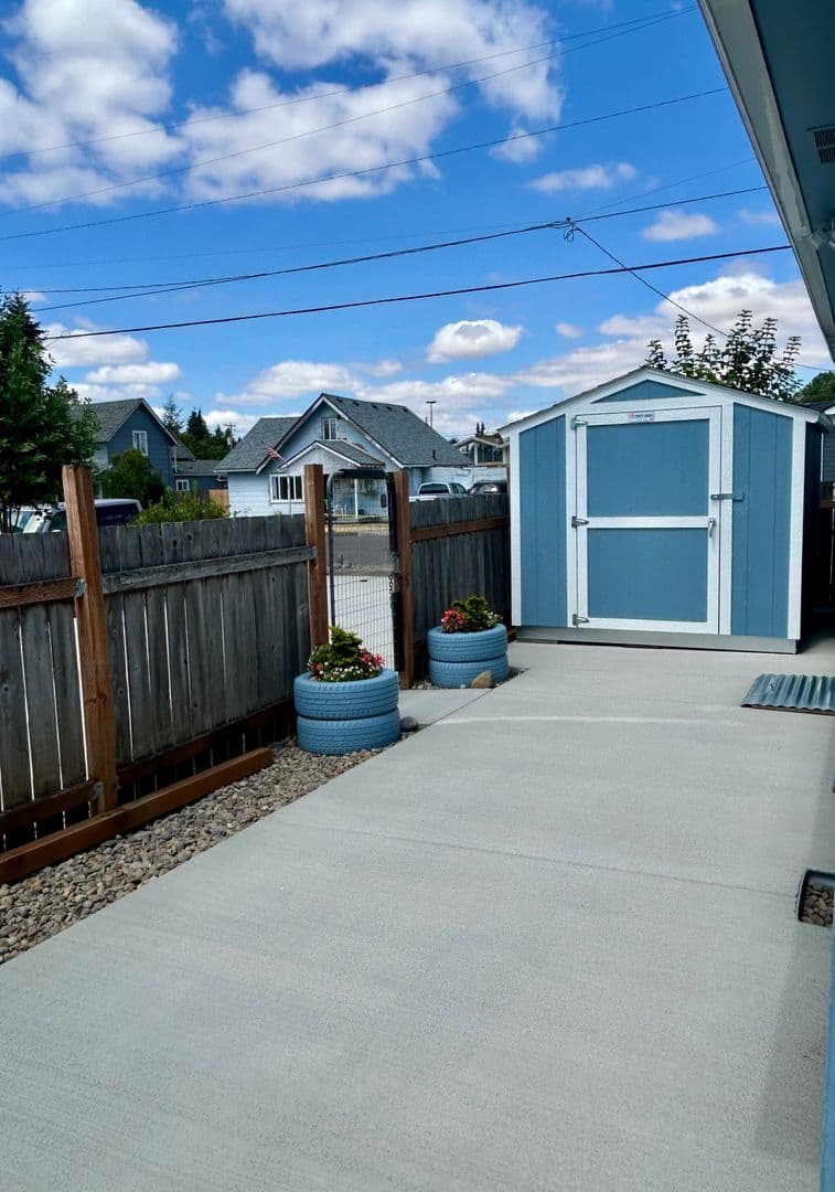 Stayton Apartment: 683-685 N First Ave