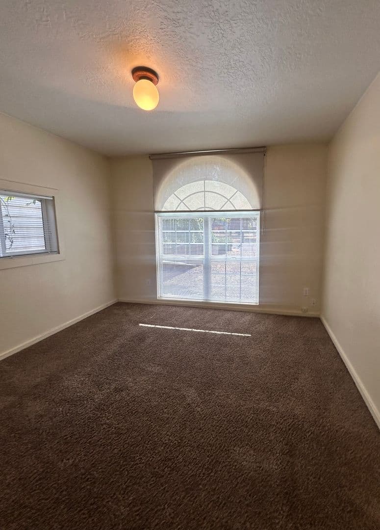 Salem Apartment: 2217-2221 Lee St SE