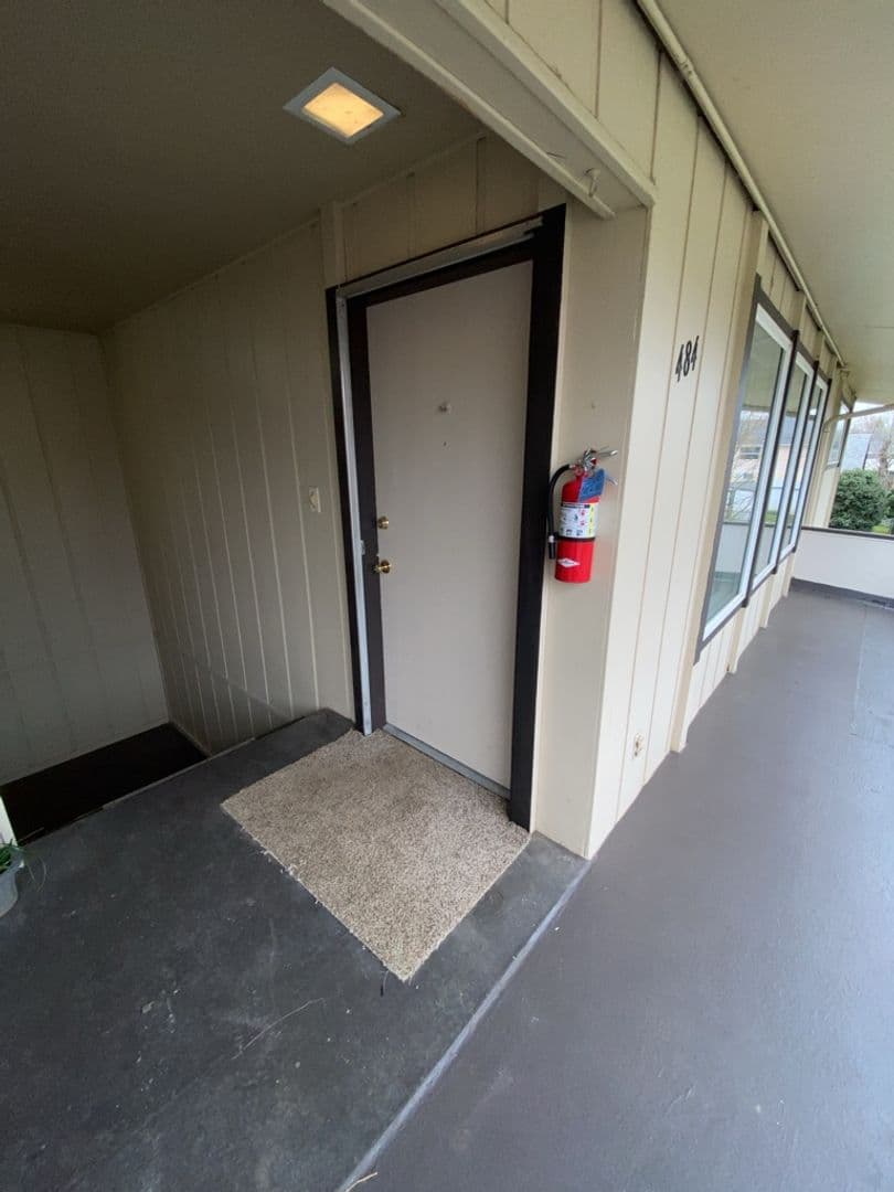 Salem Apartment: 482-494 18th St NE