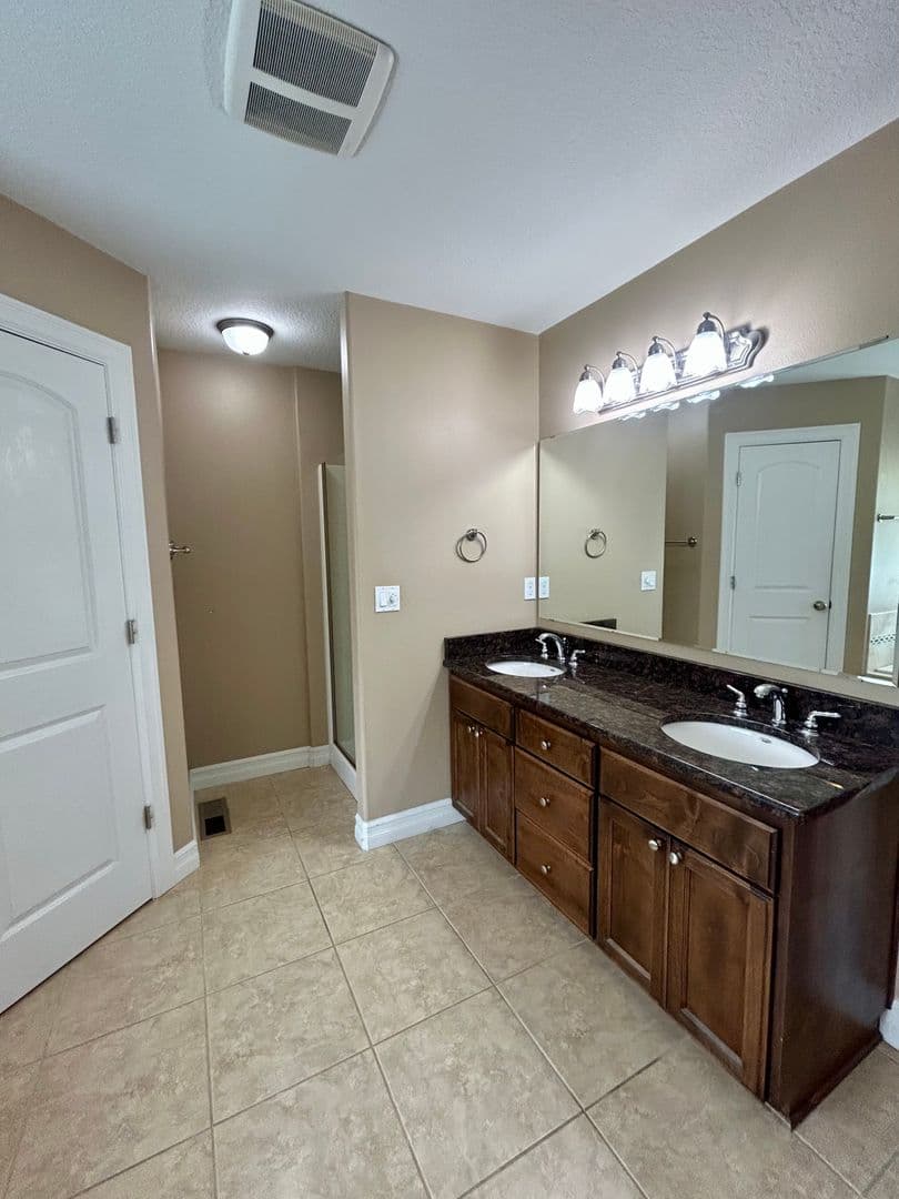 Salem Apartment: Multi