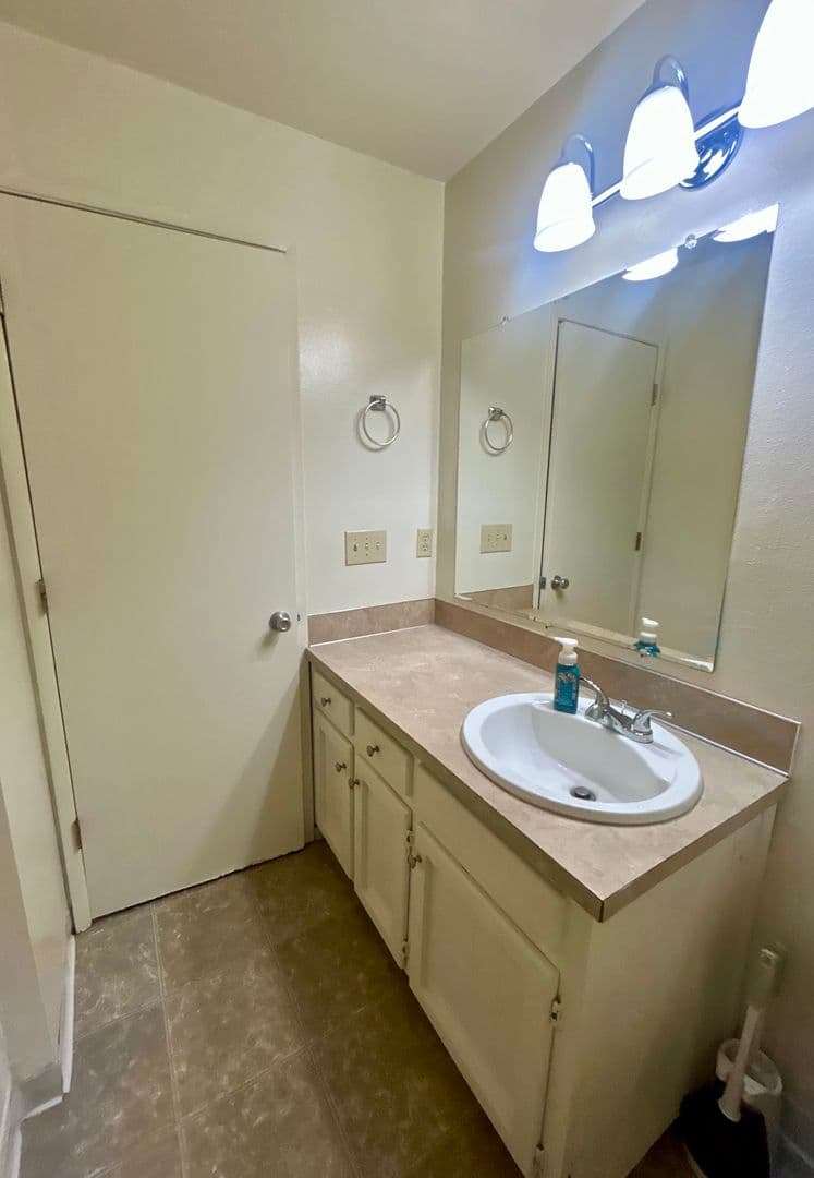 Salem Condo: 3454 Chief's Ct. NE