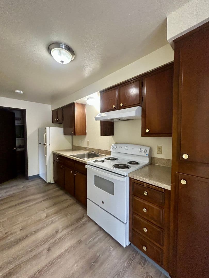 Salem Apartment: 3809-3873 24th Pl NE