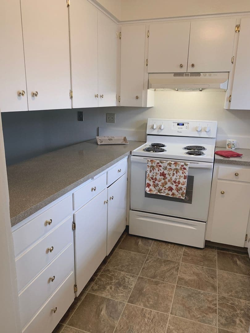Salem Apartment: 612-614 Shangri La Ave NE