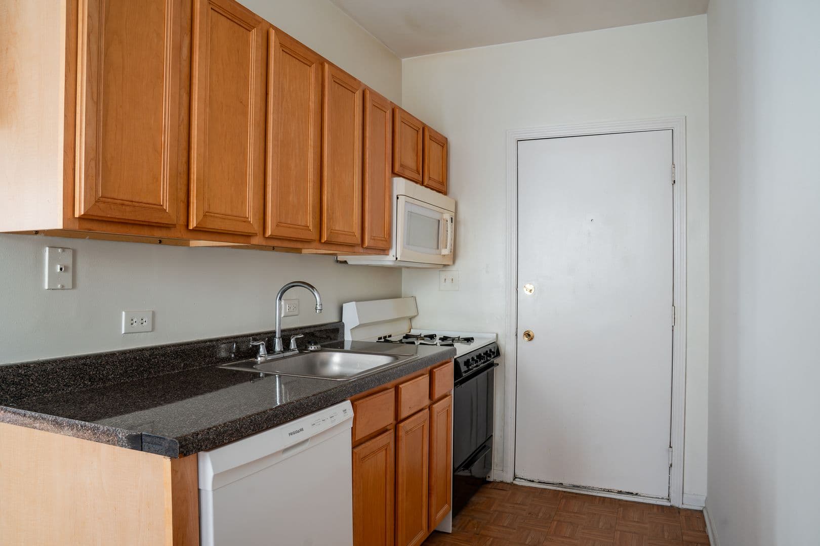 Chicago Apartment: 3146-3170 W. Eastwood Ave