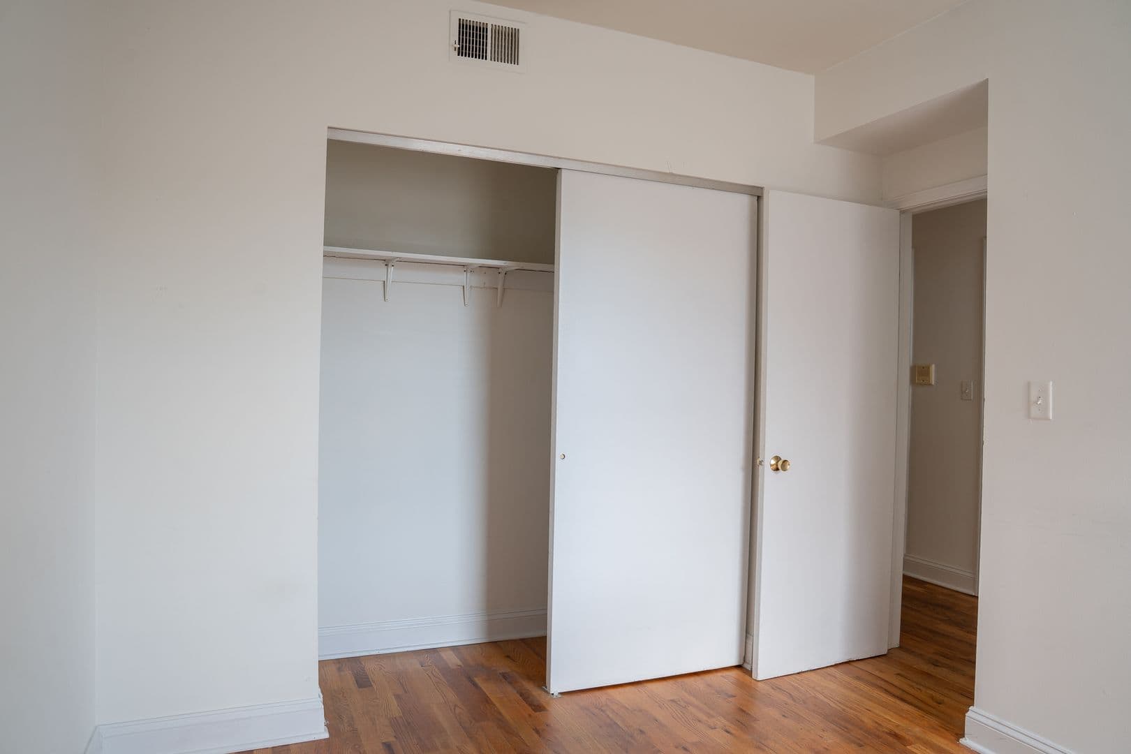 Chicago Apartment: 3146-3170 W. Eastwood Ave