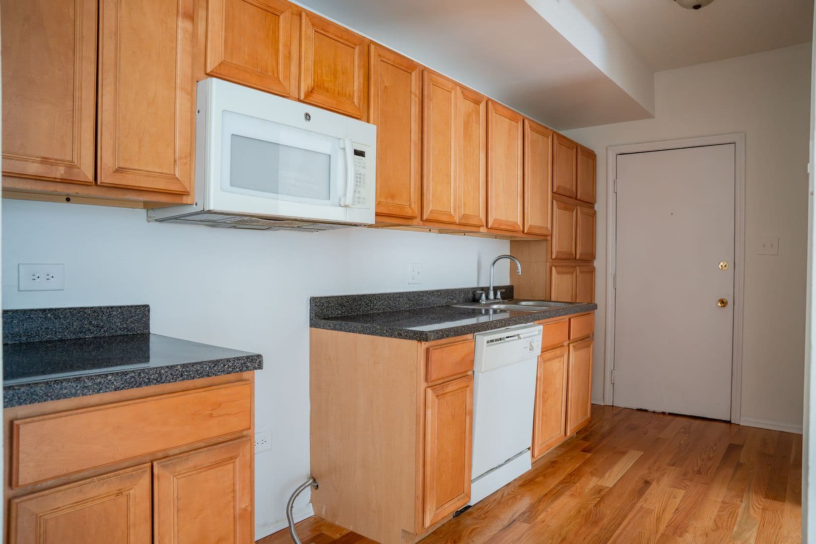 Chicago Apartment: 3146-3170 W. Eastwood Ave