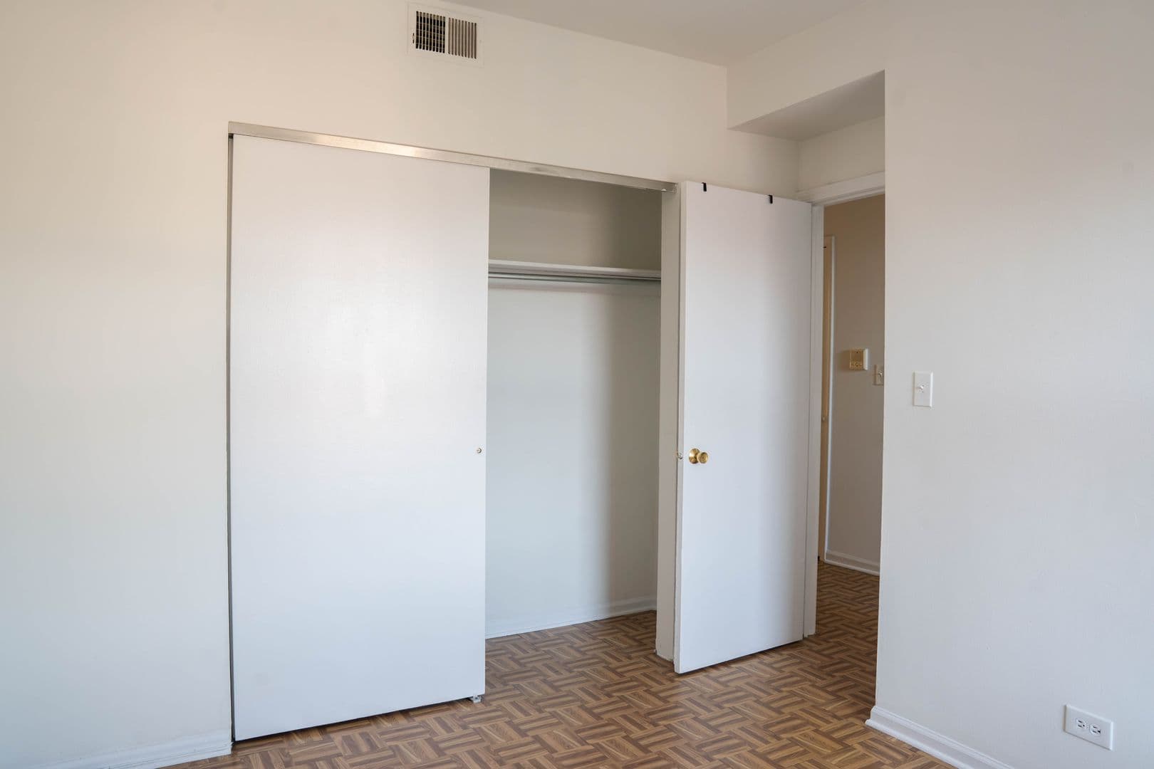 Chicago Apartment: 3146-3170 W. Eastwood Ave