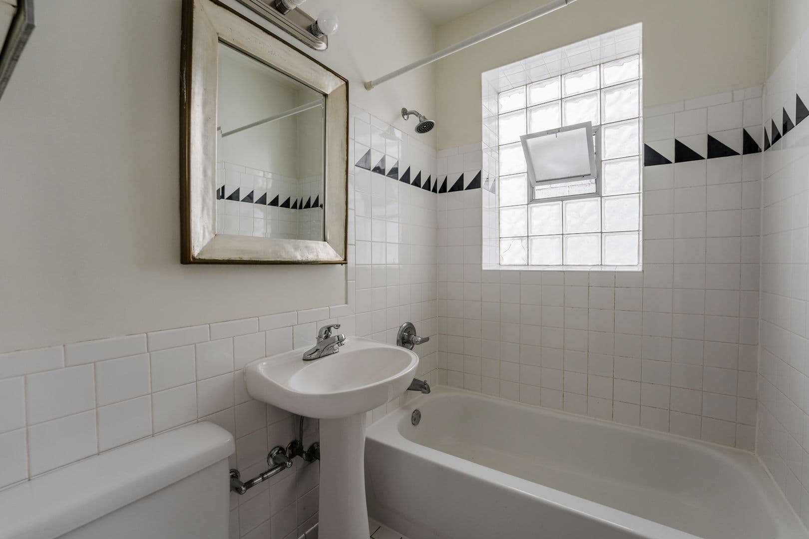 Chicago Apartment: 840 W. Montrose Ave