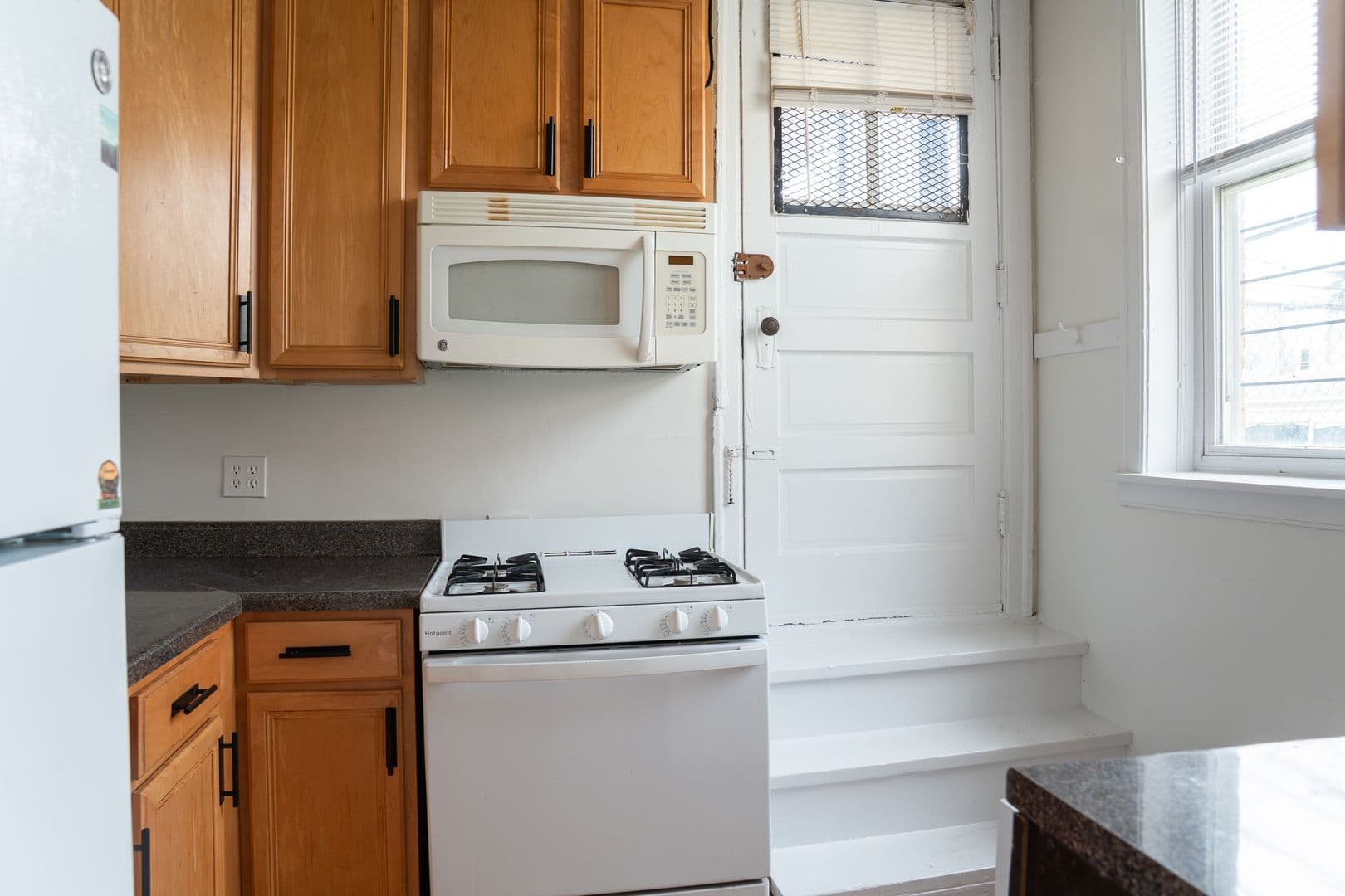 Chicago Apartment: 2557-2565 W. Montrose Ave