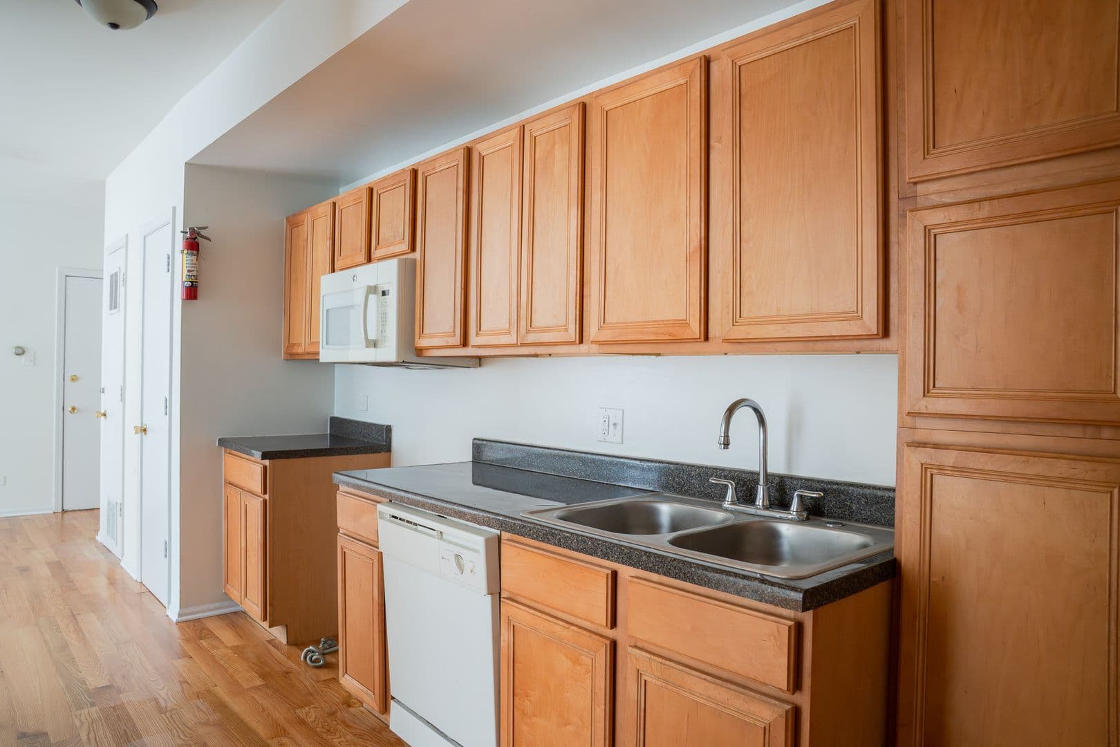 Chicago Apartment: 3146-3170 W. Eastwood Ave