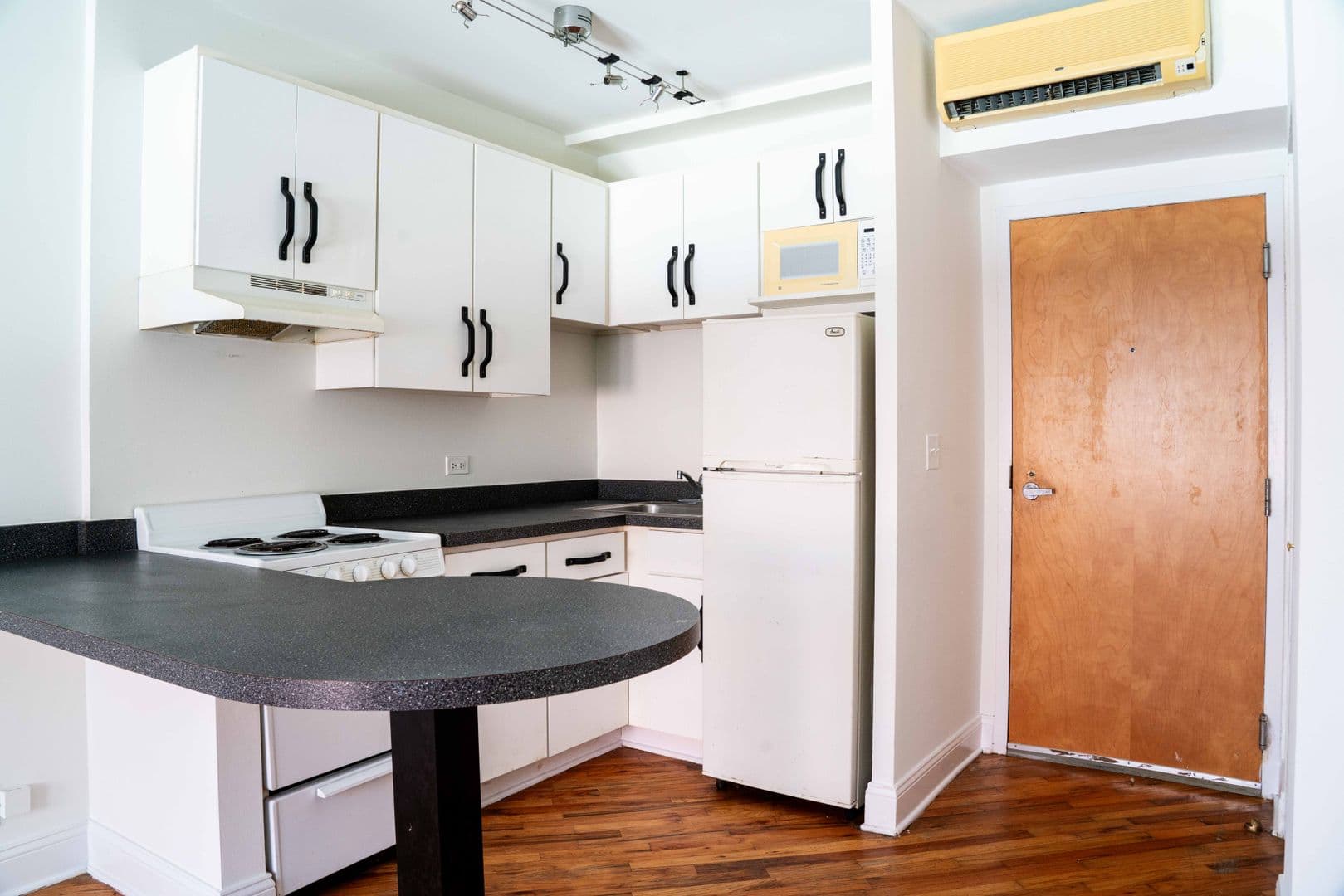 Chicago Apartment: 840 W. Montrose Ave
