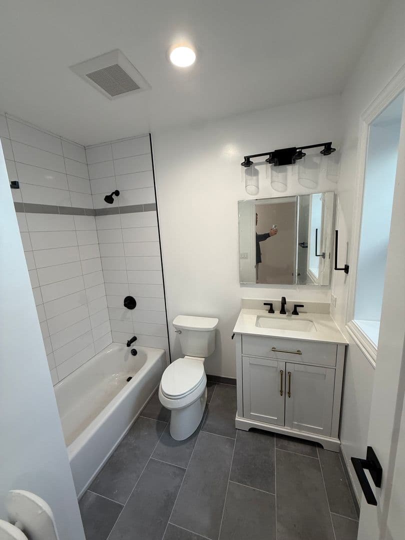 Chicago Apartment: 6428-6430-6432 N Richmond St.