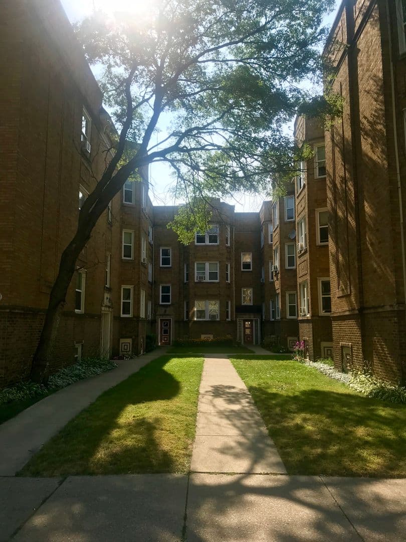 Chicago Apartment: 6414-6416-6418-6422-6424 N Richmond St.