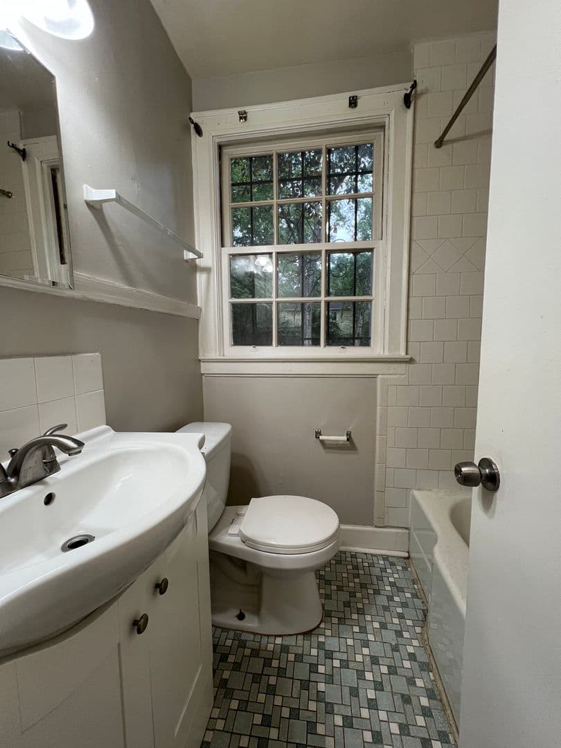 Montgomery House: 2110 Windsor Avenue