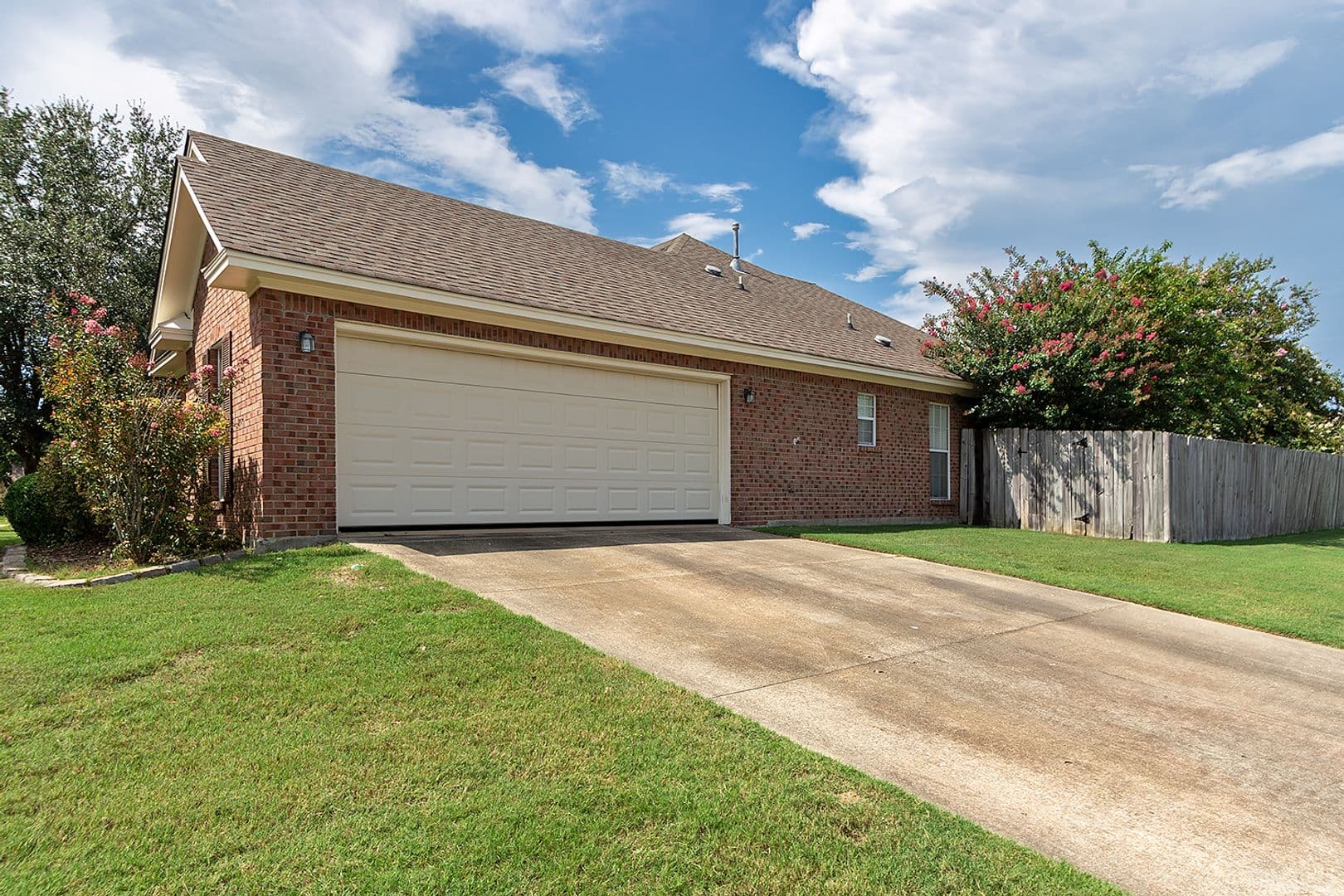 Montgomery House: 1149 Hallwood Lane