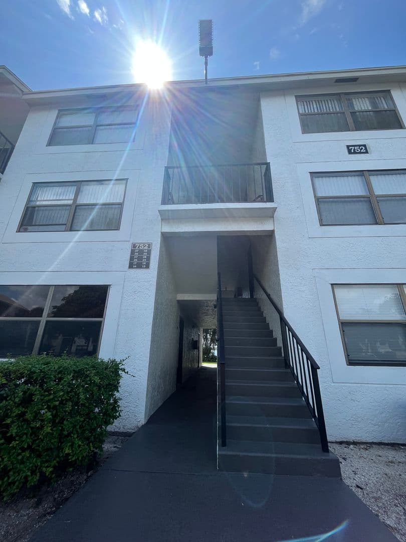 West Palm Beach Condo: 752 Executive Center Dr., #28