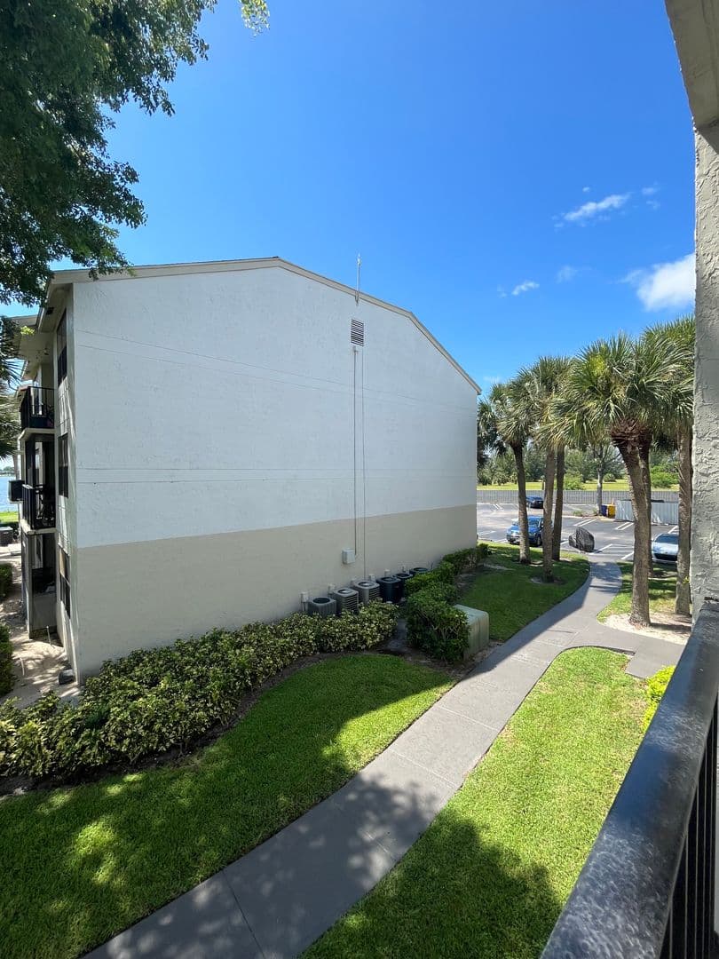 West Palm Beach Condo: 752 Executive Center Dr., #28
