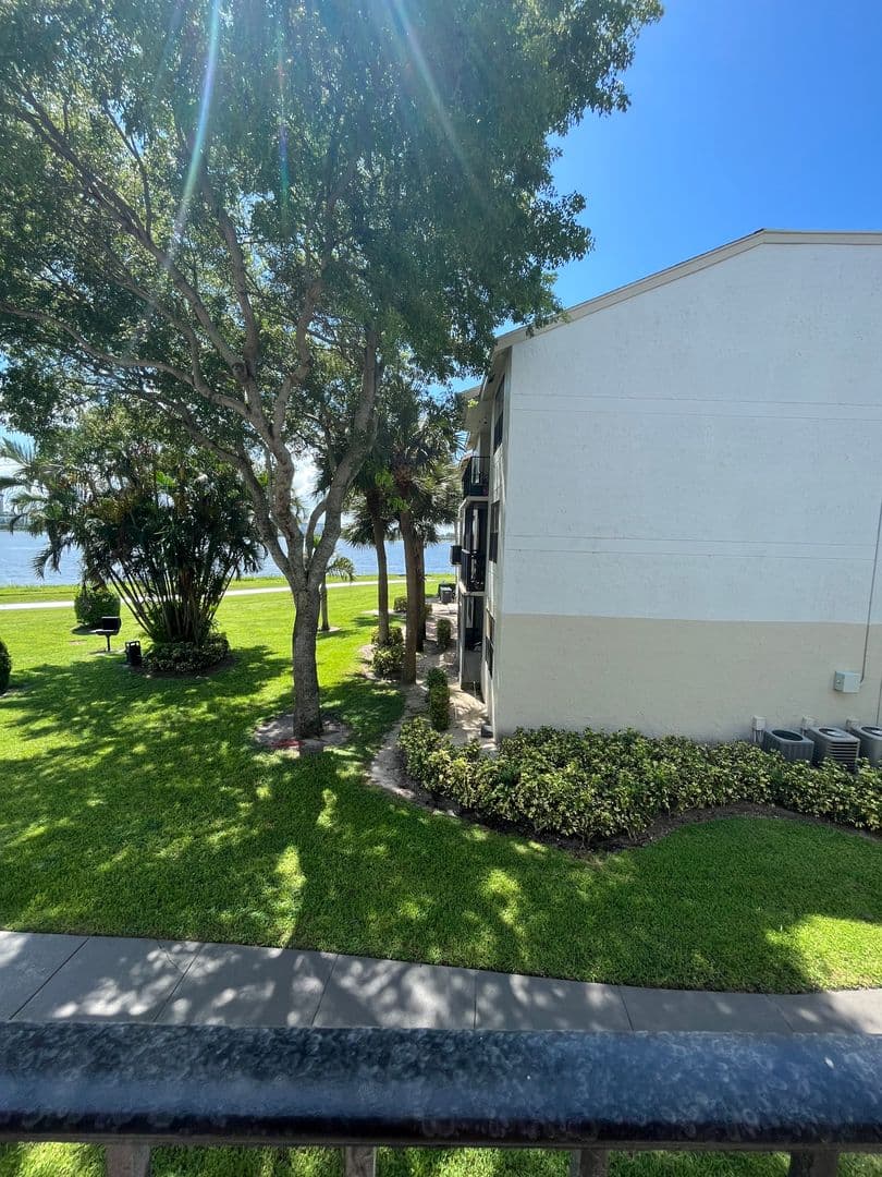 West Palm Beach Condo: 752 Executive Center Dr., #28