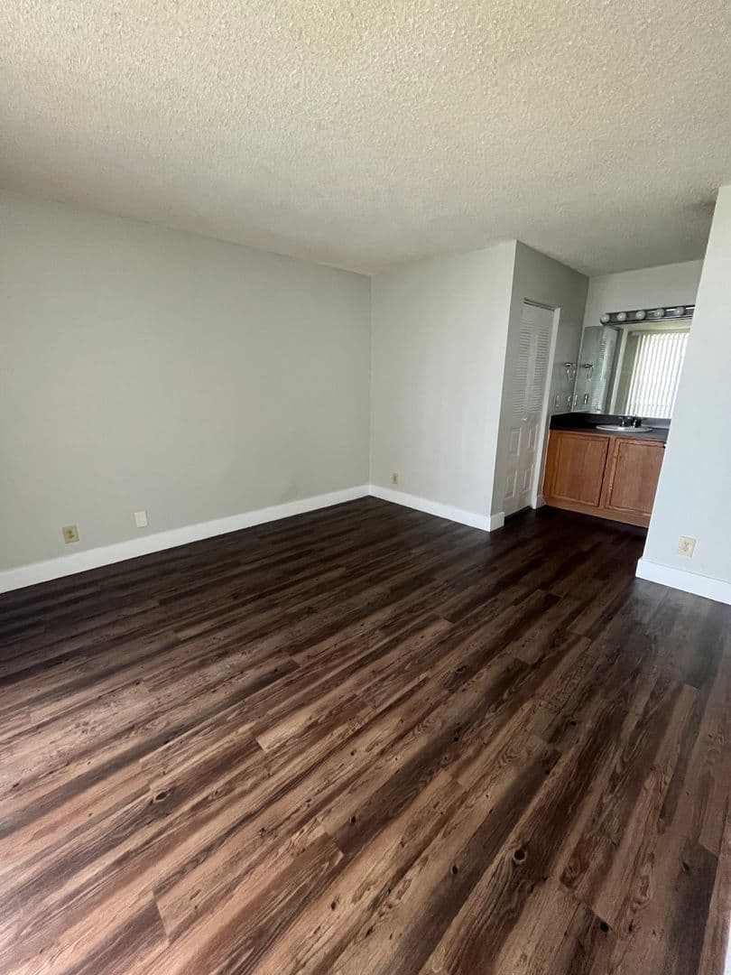 West Palm Beach Condo: 714 Executive Center Dr., #14