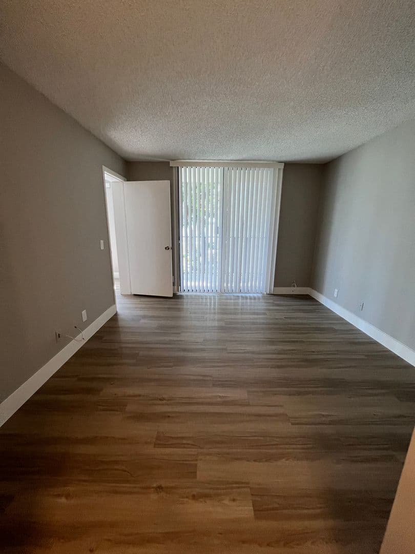 West Palm Beach Condo: 752 Executive Center Dr., #28