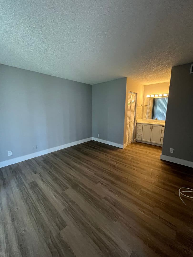 West Palm Beach Condo: 752 Executive Center Dr., #28