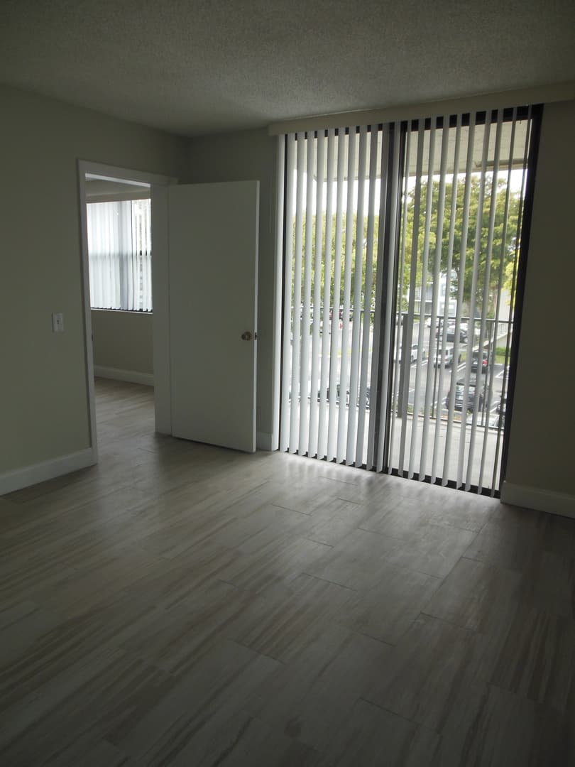 West Palm Beach Condo: 728 Executive Center Dr., #110