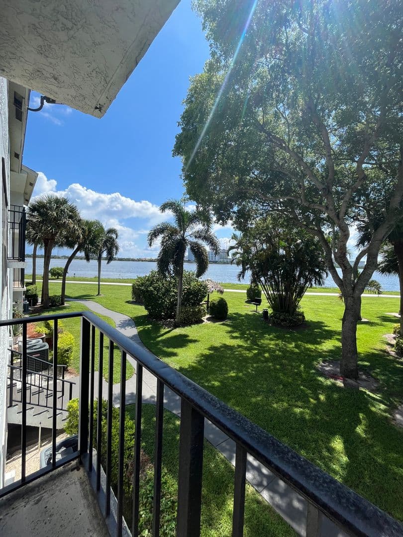 West Palm Beach Condo: 752 Executive Center Dr., #28