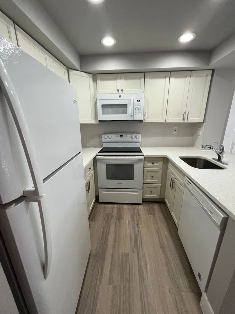 West Palm Beach Condo: 752 Executive Center Dr., #28