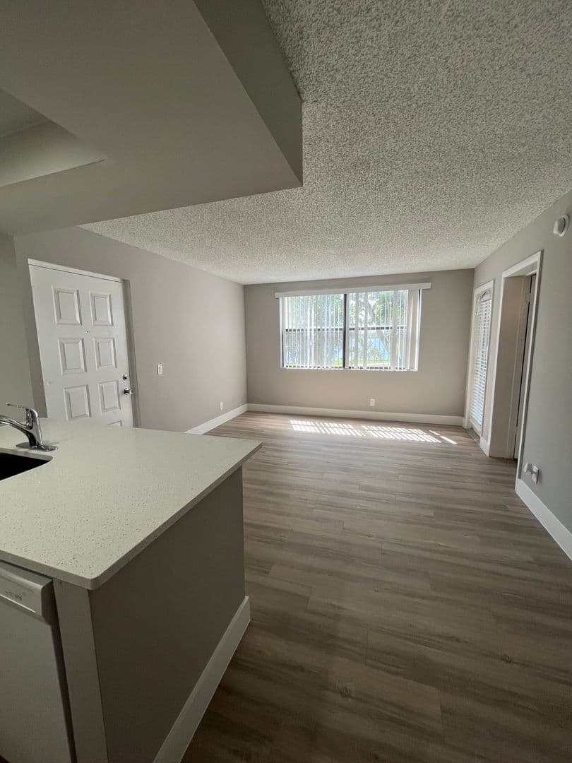 West Palm Beach Condo: 752 Executive Center Dr., #28