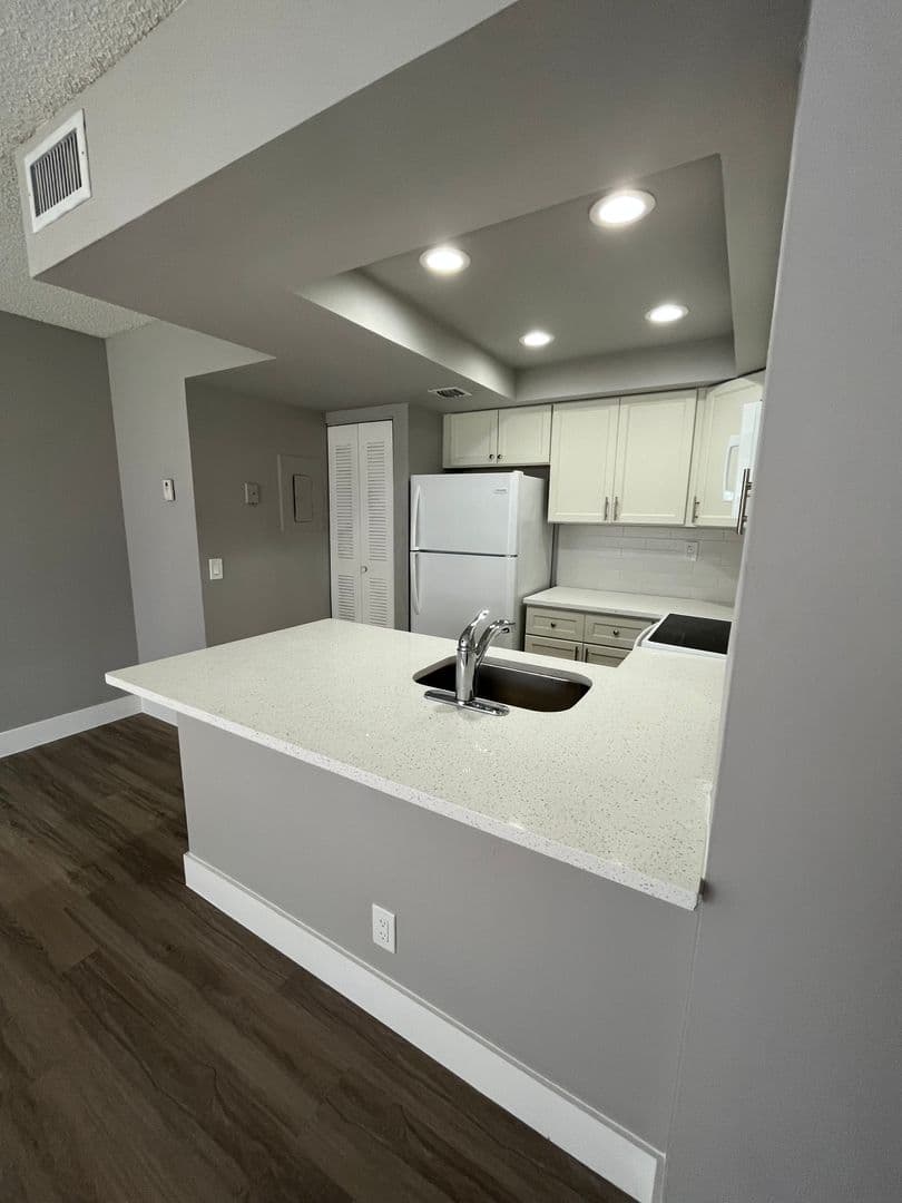 West Palm Beach Condo: 752 Executive Center Dr., #28