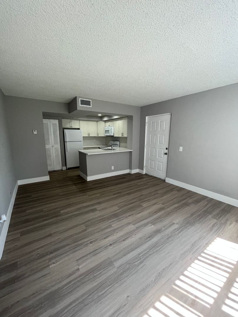 West Palm Beach Condo: 752 Executive Center Dr., #28