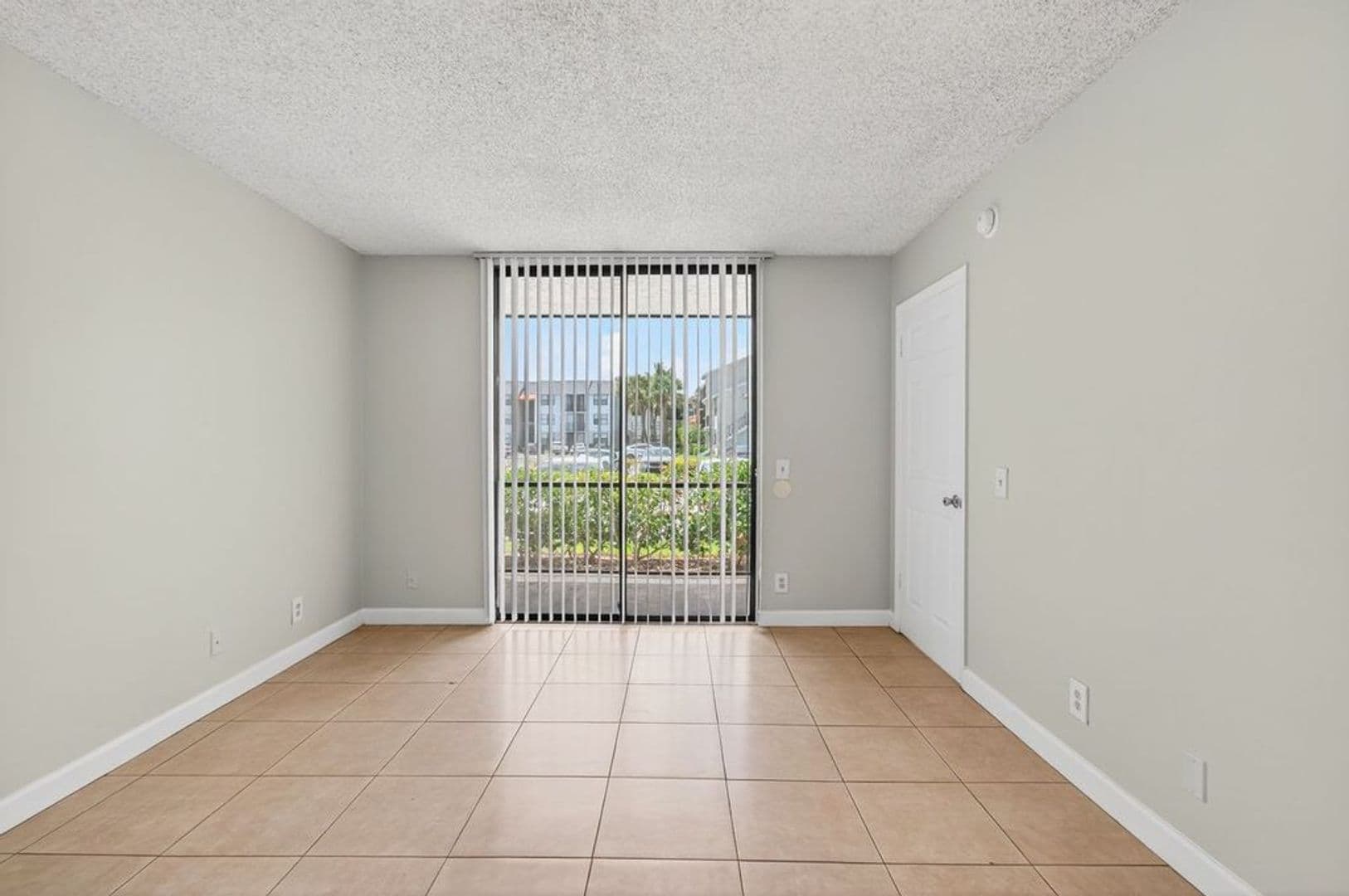 West Palm Beach Condo: 752 Executive Center Dr., #15