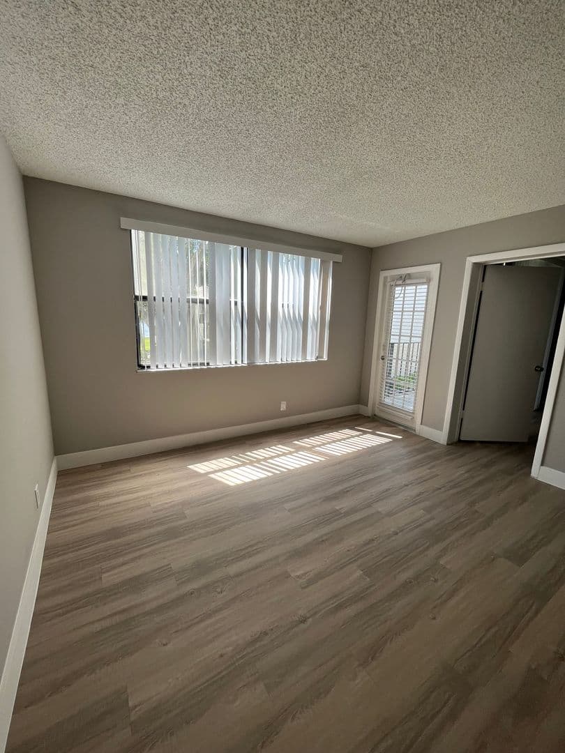 West Palm Beach Condo: 752 Executive Center Dr., #28