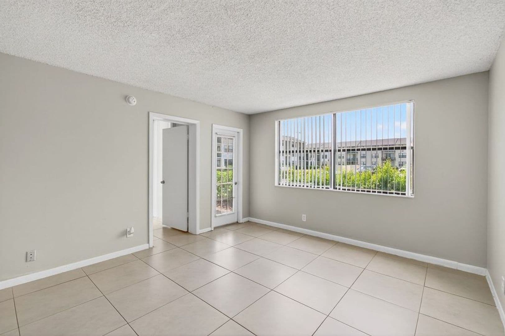 West Palm Beach Condo: 752 Executive Center Dr., #11