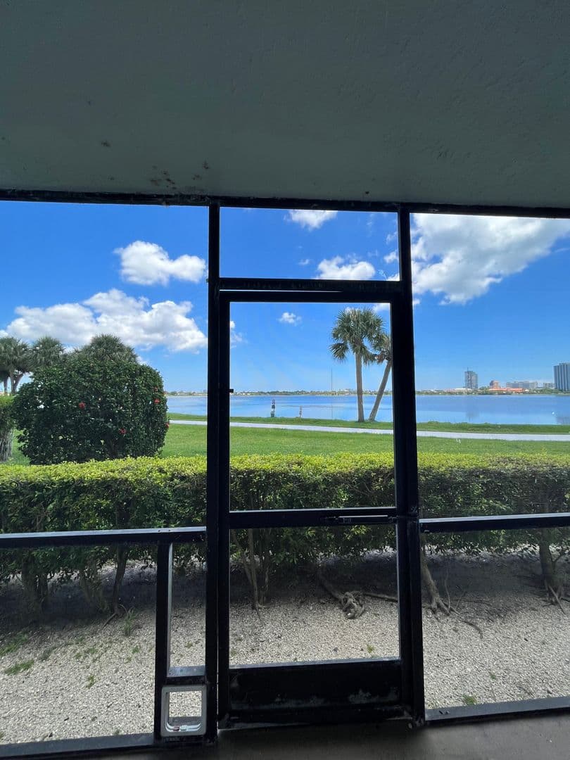 West Palm Beach Condo: 714 Executive Center Dr., #14