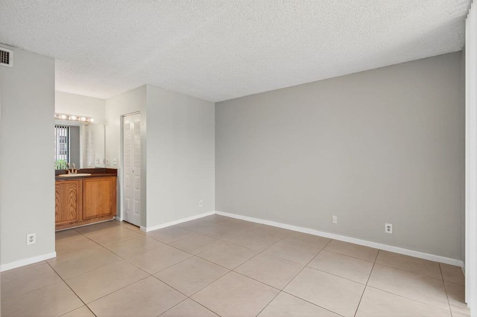 West Palm Beach Condo: 752 Executive Center Dr., #11