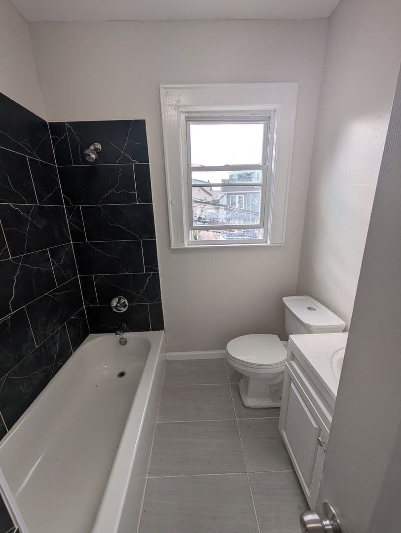 Newark Apartment: 195 Lehigh Ave