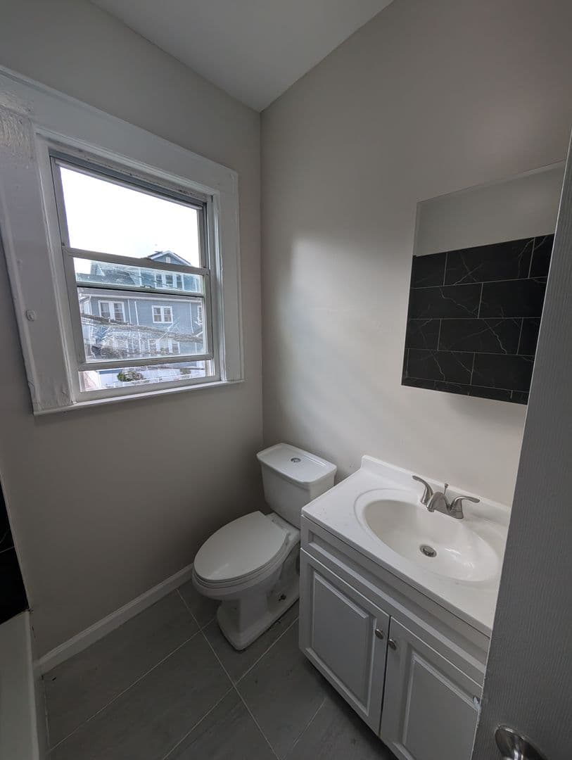 Newark Apartment: 195 Lehigh Ave