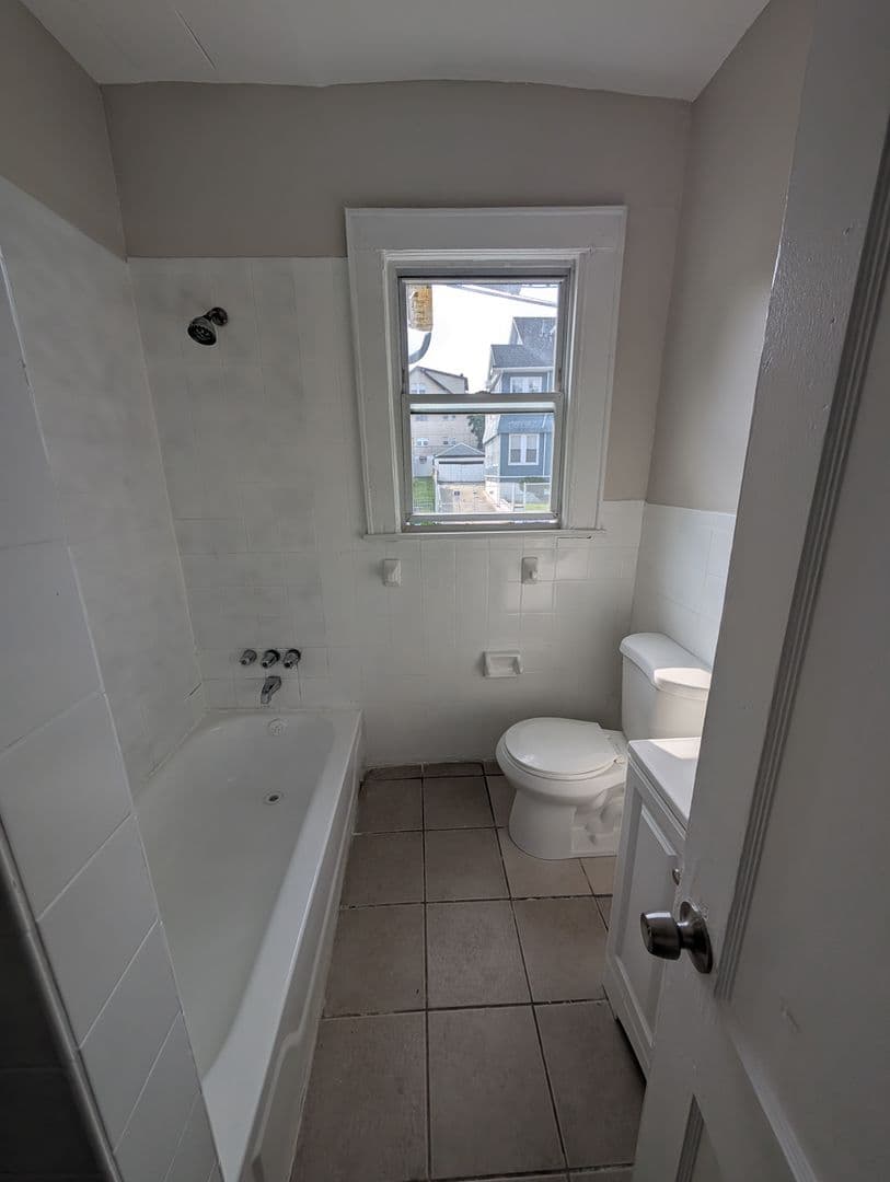 Newark Apartment: 195 Lehigh Ave