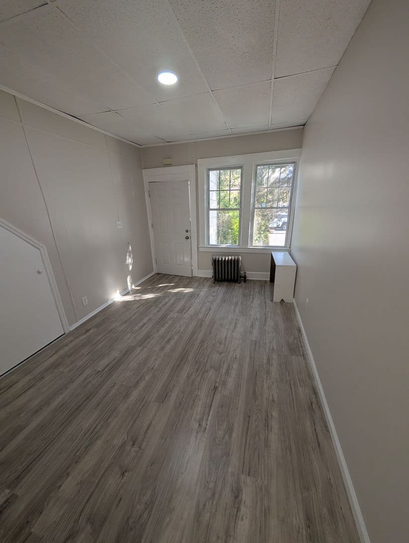 Newark Apartment: 195 Lehigh Ave