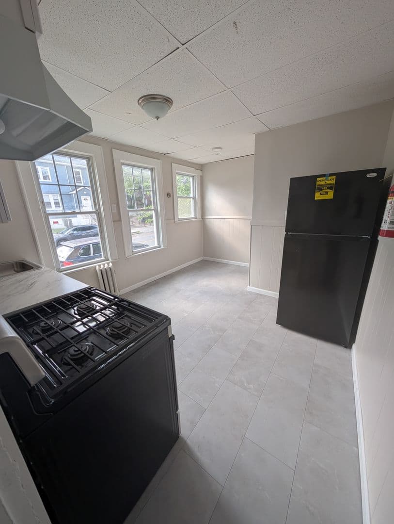 Newark Apartment: 195 Lehigh Ave