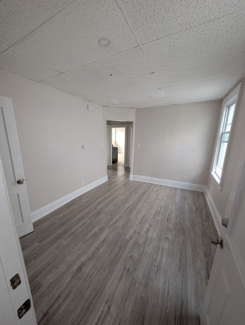 Newark Apartment: 195 Lehigh Ave