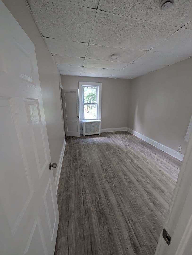 Newark Apartment: 195 Lehigh Ave