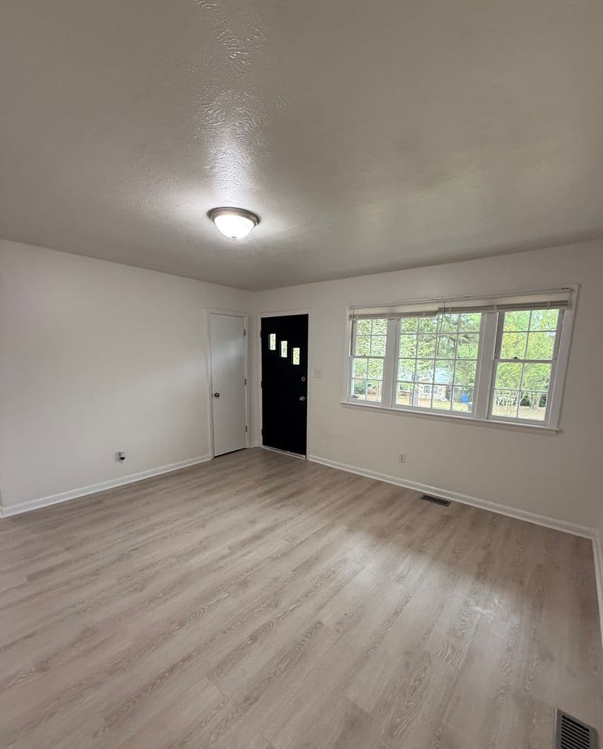 Fayetteville House: 825 Oakcrest Drive