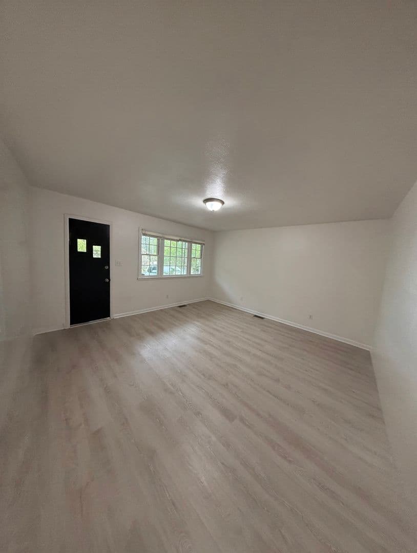 Fayetteville House: 825 Oakcrest Drive