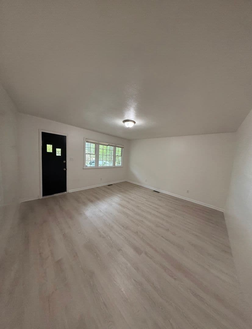 Fayetteville House: 825 Oakcrest Drive